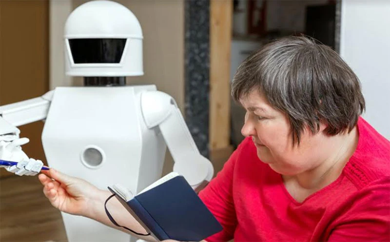 Robot giao tiếp xã hội là một cách nhằm giúp cho những người già cô đơn sự đồng hành. (Ảnh: Shutterstock)