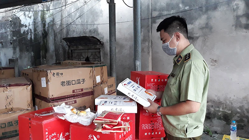 Đội QLTT số 4 bắt giữ bánh Trung thu nhập lậu tại phường Ngã Tư Sở (Hà Nội).