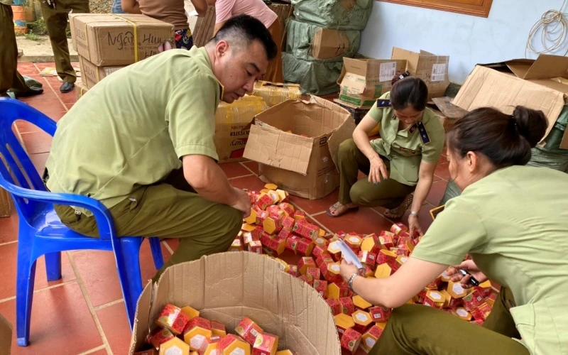 Lực lượng QLTT Hà Giang kiểm tra, thu giữ sản phẩn mỹ phẩm không có hóa đơn chứng từ tại huyện Bắc Quang.