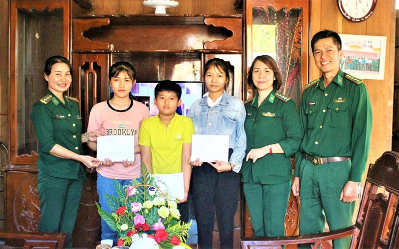 Hỗ trợ nhà trường và học sinh khó khăn ở khu vực biên giới Đắk Lắk