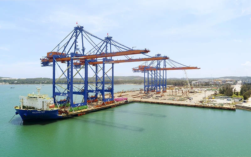 Hai cẩu trục STS thứ ba và bốn của dự án Gemalink 6 unit đang được vận chuyển lên tàu tại cảng Doosan Vina để bàn giao cho cảng quốc tế Gemalink tại BRVT.