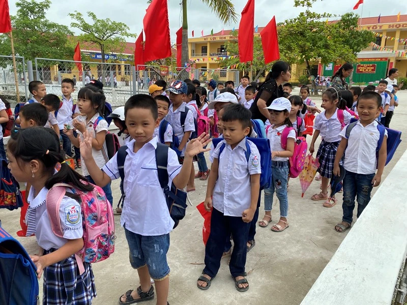 Niềm vui của nhiều học sinh Trường tiểu học Kim Đồng, thị trấn Yên Ninh, huyện Yên Khánh ( Ninh Bình) khi trở lại trường học tập.