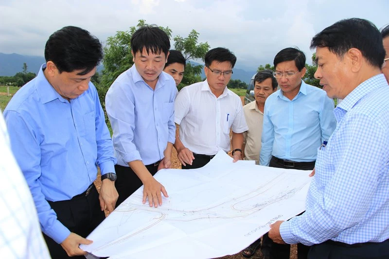 Thứ trưởng Giao thông vận tải Nguyễn Ngọc Đông (ngoài cùng bên trái) kiểm tra hiện trường mặt bằng chuẩn bị Lễ khởi công Dự án đường cao tốc bắc - nam đoạn Vĩnh Hảo - Phan Thiết (Bình Thuận).