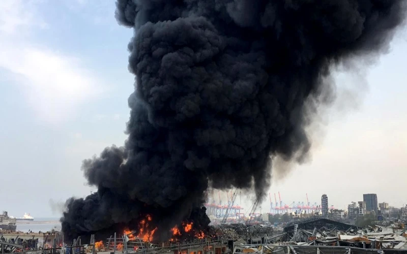 Cột khói đen bốc lên từ cảng Beirut. (Ảnh: Reuters)
