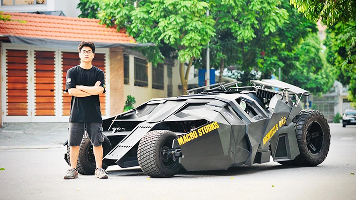 Nguyễn Đắc Chung với chiếc siêu xe do mình thiết kế.