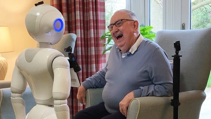 Robot Pepper (trái) hỗ trợ người cao tuổi. Ảnh: THE GUARDIAN