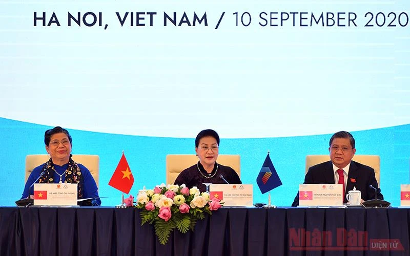 Chủ tịch Quốc hội Nguyễn Thị Kim Ngân chủ trì họp báo. Ảnh: DUY LINH