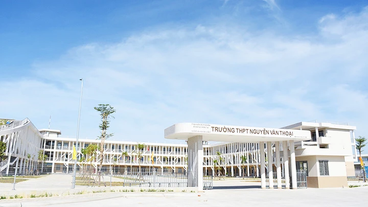 Trường THPT Nguyễn Văn Thoại, quận Cẩm Lệ với vốn đầu tư 78,4 tỷ đồng.