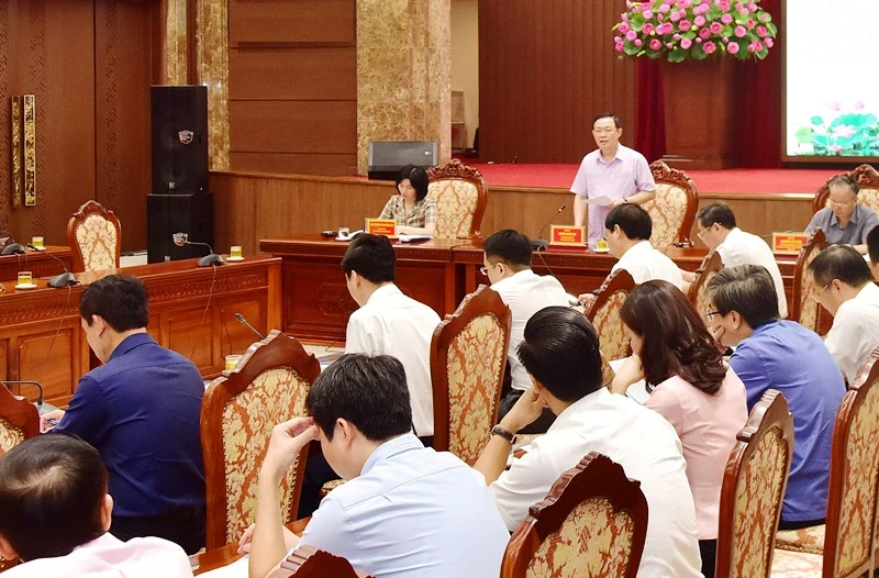 Bí thư Thành ủy Hà Nội Vương Đình Huệ phát biểu tại cuộc làm việc.