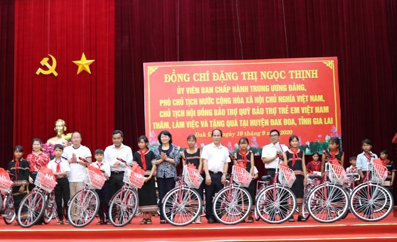 Phó Chủ tịch nước Đặng Thị Ngọc Thịnh trao tặng xe đạp cho các em học sinh nghèo hiếu học huyện Đắk Đoa.