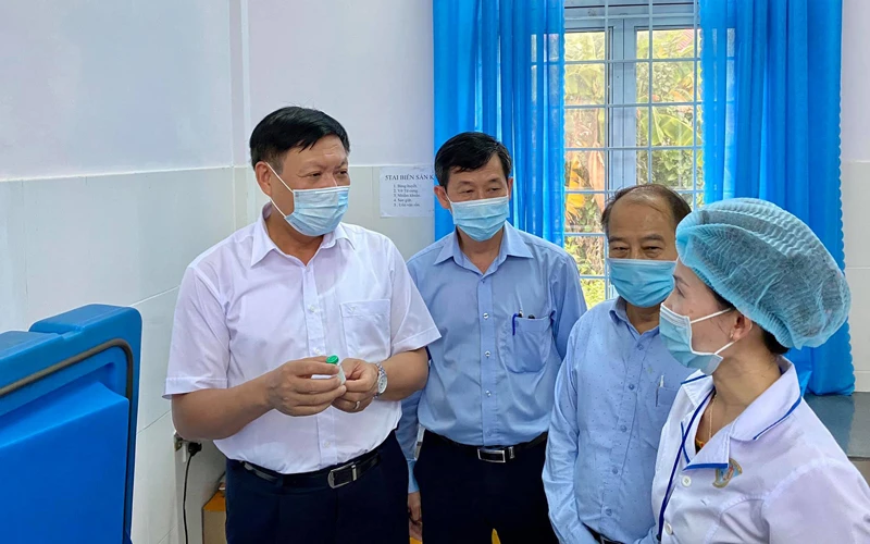 Thứ trưởng Y tế Đỗ Xuân Tuyên kiểm tra công tác tiêm phòng bạch hầu tại Kon Tum.