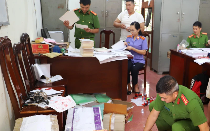 Lực lượng chức năng tổ chức khám xét và tịch thu các loại tài liệu là vật chứng vụ án.