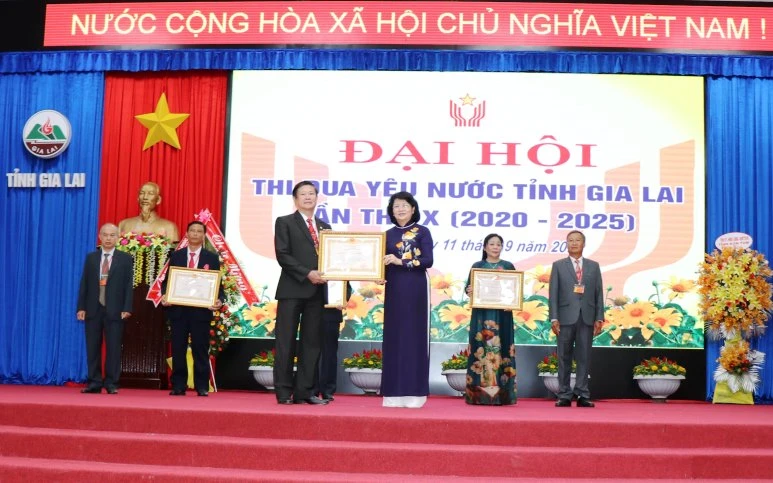 Phó Chủ tịch nước Đặng Thị Ngọc Thịnh, trao bằng khen cho các tập thể, cá nhân đạt thành tích xuất sắc trong phong trào thi đua yêu nước tỉnh Gia Lai.