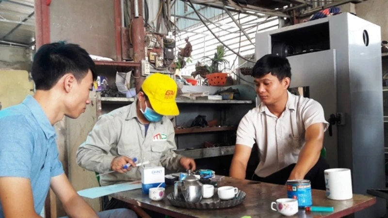 Các thanh niên ở xã Đông Khê, huyện Đông Sơn chế tác thiết bị sản xuất máy phục vụ tự động hóa nghề nấm.