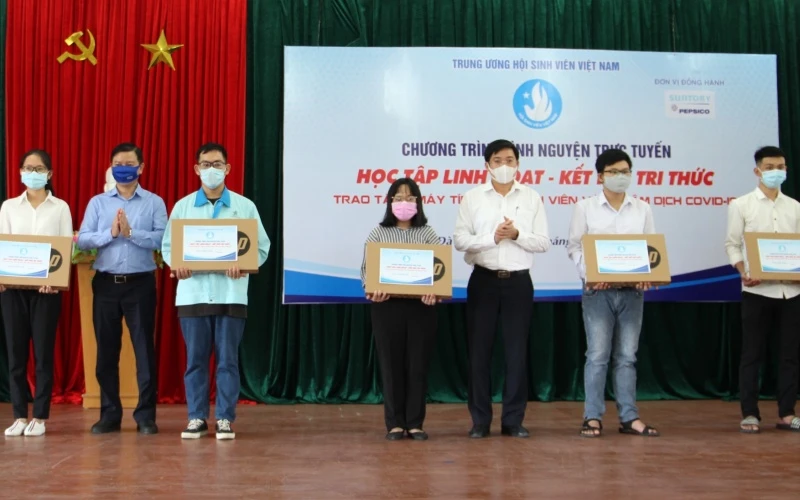 Trao tặng máy tính cho sinh viên tại Đà Nẵng.
