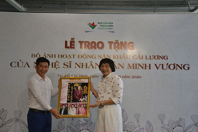 NSND Minh Vương trao tượng trưng bức ảnh chân dung cho lãnh đạo Nhà Văn hóa Thanh niên.