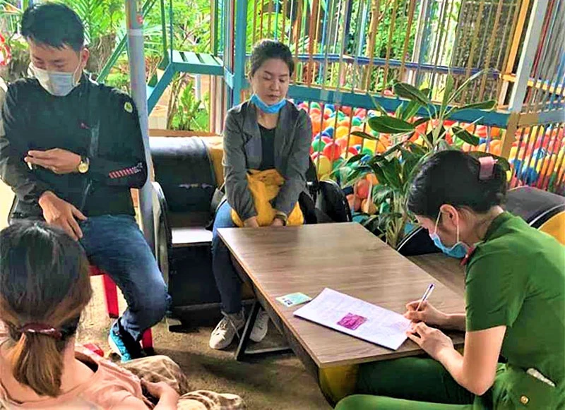 Công an xã Cư Êbur, TP Buôn Ma Thuột lập biên bản bà Võ Thị Châu H. tiêm vaccince bạch hầu không rõ nguồn gốc và tổ chức tiêm không đúng quy định.