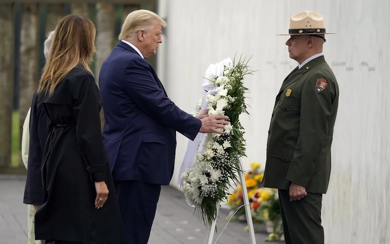 Tổng thống Mỹ Donald Trump đặt vòng hoa tưởng niệm các nạn nhân vụ tấn công khủng bố ngày 11-9, tại Đài tưởng niệm quốc gia chuyến bay số 93 ở Shanksville, bang Pennsylvania, Mỹ, ngày 11-9-2020. (Ảnh: AP)