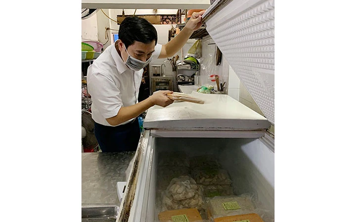 Đoàn kiểm tra của Chi cục An toàn vệ sinh thực phẩm thành phố Hải Phòng tiến hành kiểm tra các cơ sở sản xuất, kinh doanh và kinh doanh dịch vụ ăn uống thực phẩm chay trên địa bàn thành phố. Ảnh: XUÂN HẠ