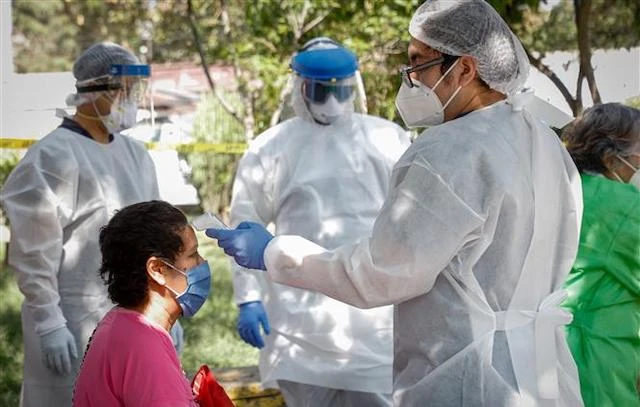  Nhân viên y tế lấy mẫu xét nghiệm Covid-19 tại Mexico City, Mexico. (Ảnh: THX/TTXVN)