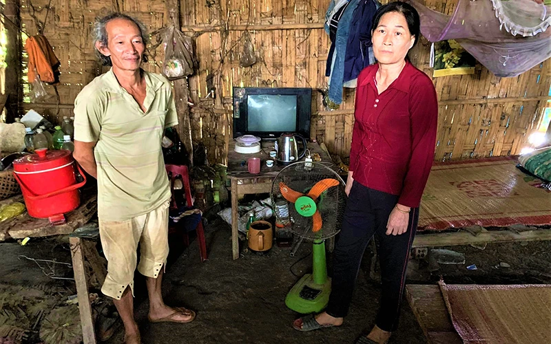 Gia đình bà Nguyễn Thị Hoa ở thôn 6B, xã Cư Elang sinh sống trong ngôi nhà tạm bợ, dột nát lại không thuộc diện hộ nghèo và không được nhận tiền hỗ trợ Covid-19 do bỏ sót.