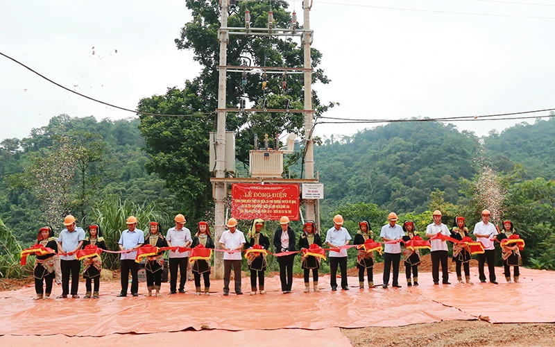 Lễ đóng điện, đưa điện lưới quốc gia về Cao Biền, xóm cuối cùng ở tỉnh Thái Nguyên có điện lưới quốc gia.