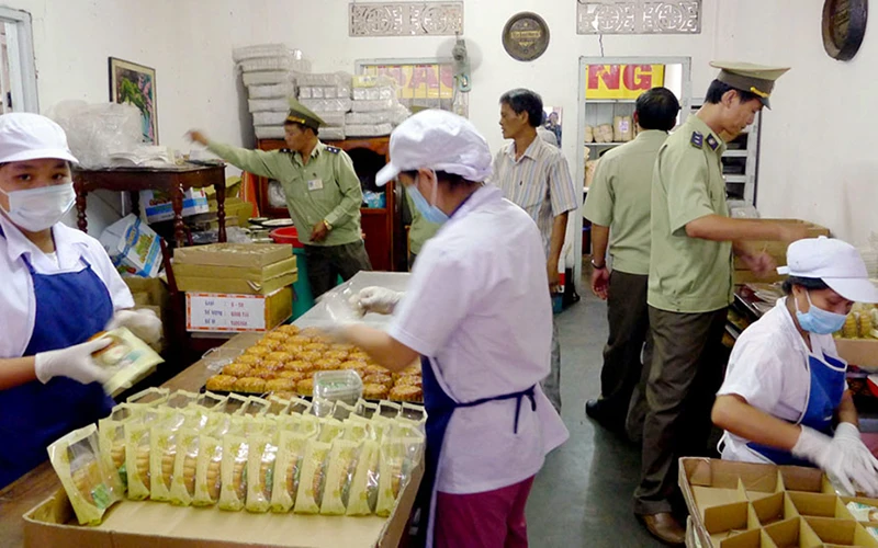 Lực lượng quản lý thị trường Hà Nội kiểm tra một cơ sở sản xuất bánh Trung thu. Ảnh: Lê Nam