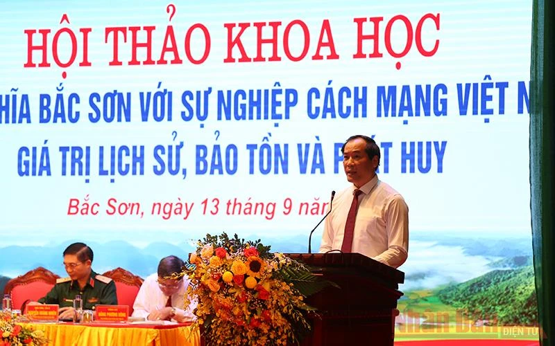 Đồng chí Dương Xuân Huyên, Phó Chủ tịch UBND tỉnh Lạng Sơn phát biểu tại hội thảo.