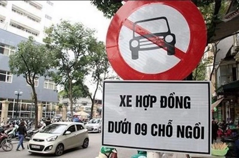 Từ ngày 15-9, Hà Nội sẽ khôi phục cấm xe taxi và xe hợp đồng dưới chín chỗ tại 10 tuyến phố nội đô.