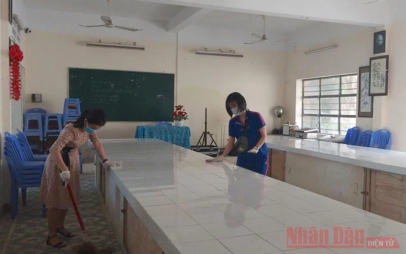 Thầy cô giáo các trường dọn vệ sinh môi trường trong và ngoài trường học.