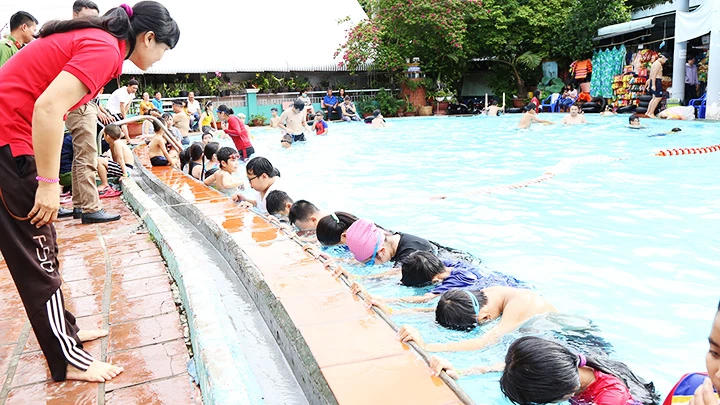 Một buổi dạy bơi cho các em nhỏ.