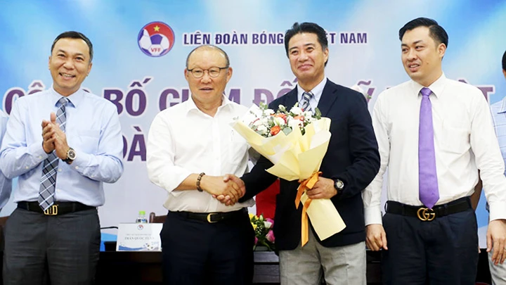 Tân Giám đốc kỹ thuật Yusuke Adachi trong buổi ra mắt tại Liên đoàn Bóng đá Việt Nam. Ảnh: VFF
