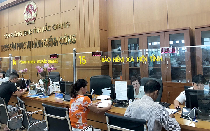 Trung tâm phục vụ hành chính công tỉnh Bắc Giang thực hiện giải quyết thủ tục hành chính “4 tại chỗ”. Ảnh: Phan Việt