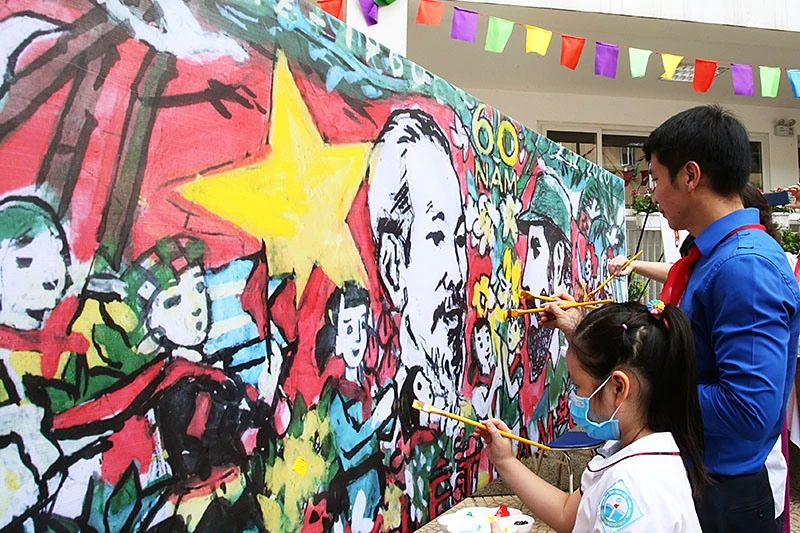 Đại diện lãnh đạo các bộ, ngành cùng thiếu nhi cùng vẽ bức tranh khổ lớn “Việt Nam - Cuba thắm tình đoàn kết” tại Lễ phát động.