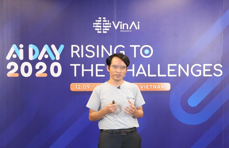 Tiến sĩ Bùi Hải Hưng, Viện trưởng Viện nghiên cứu Trí tuệ nhân tạo VinAI Research (thuộc Tập đoàn Vingroup) công bố hai giải pháp Vcam Kristal và VSound Alto tại sự kiện AI Day 2020 ngày 12-9).