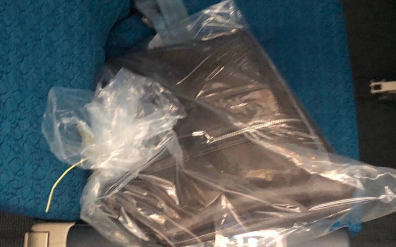 Chiếc túi hành khách bỏ quên tại hộc hành lý số 17DEF.