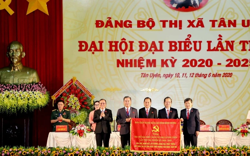 Lãnh đạo tỉnh Bình Dương tặng Cờ cho Đảng bộ thị xã Tân Uyên tại buổi khai mạc Đại hội nhiệm kỳ 2020-2025.