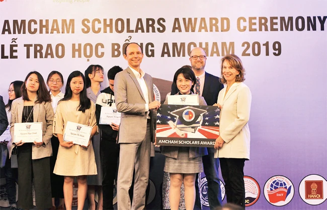 Nguyễn Anh Thư (người thứ ba từ phải sang) nhận học bổng Amcham 2019 do Hiệp hội Thương mại Hoa Kỳ tại Việt Nam trao tặng.