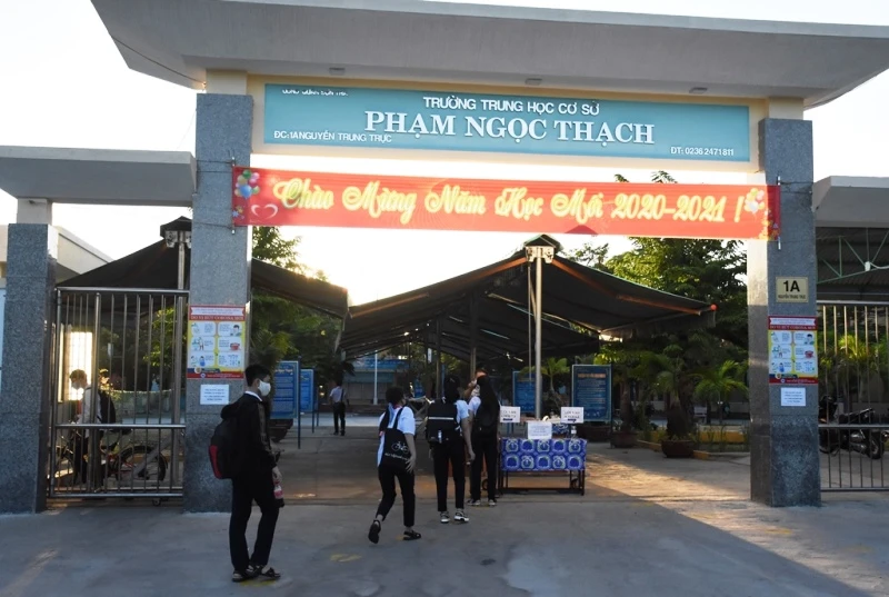 Học sinh Trường THCS Phạm Ngọc Thạch xếp hàng, đo thân nhiệt sáng 14-9.