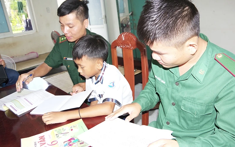 Em Phạm Quốc Sỹ học tập với hai cán bộ, chiến sĩ Đồn Biên phòng Phú Mỹ.