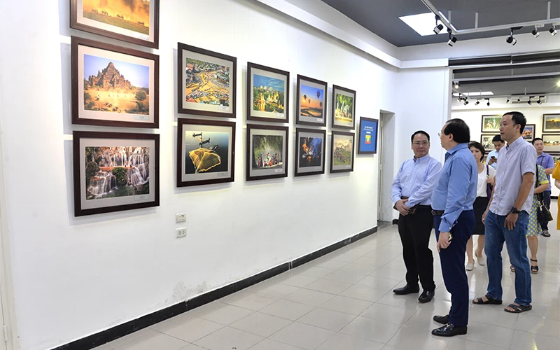Một góc triển lãm ảnh Đất nước, con người ASEAN. Ảnh: Linh Chi