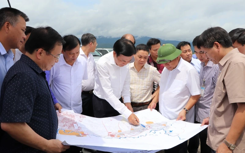 Bộ trưởng Nguyễn Chí Dũng, kiểm tra thực địa dự án nâng cấp, mở rộng Cảng hàng không Điện Biên.