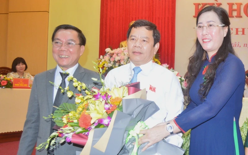 Lãnh đạo Tỉnh ủy, HĐND tỉnh Quảng Ngãi tặng hoa chúc mừng tân Chủ tịch UBND tỉnh Đặng Văn Minh.