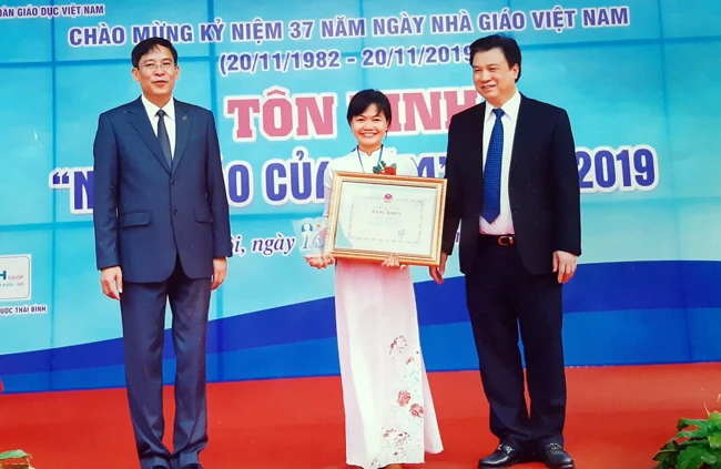 Cô giáo Nguyễn Thị Hoài Ninh nhận Bằng khen của Bộ Giáo dục và Đào tạo.