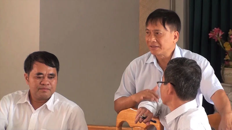 Ông Hiển (trái) và ông Tuấn (đứng), đang giải quyết vụ mất khả năng chi trả tại Quỹ tín dụng nhân dân Thái Bình, TP Biên Hòa vào năm 2017.