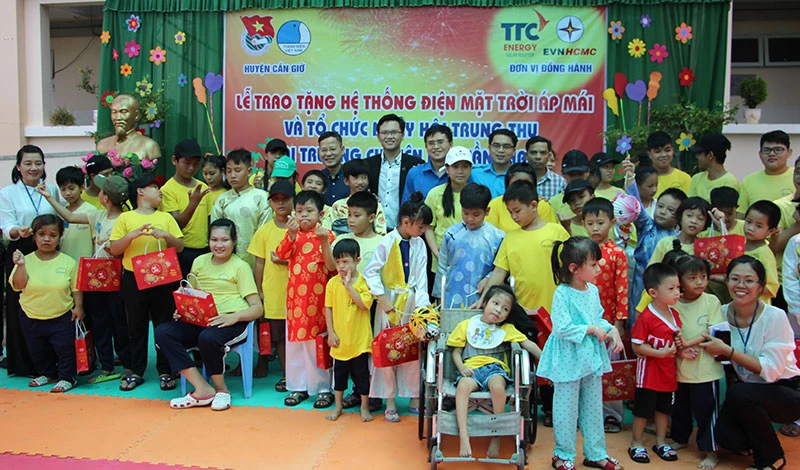 Các đơn vị, doanh nghiệp vui Trung thu cùng các em học sinh Trường Chuyên biệt Cần Thạnh, huyện Cần Giờ.