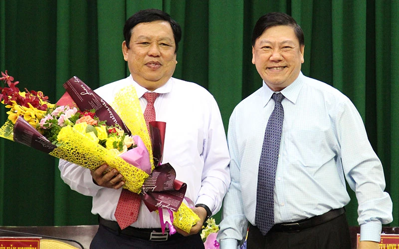 Bí thư Tỉnh ủy Vĩnh Long Trần Văn Rón tặng hoa chúc mừng tân Phó Chủ tịch UBND tỉnh Vĩnh Long Nguyễn Văn Liệt. 