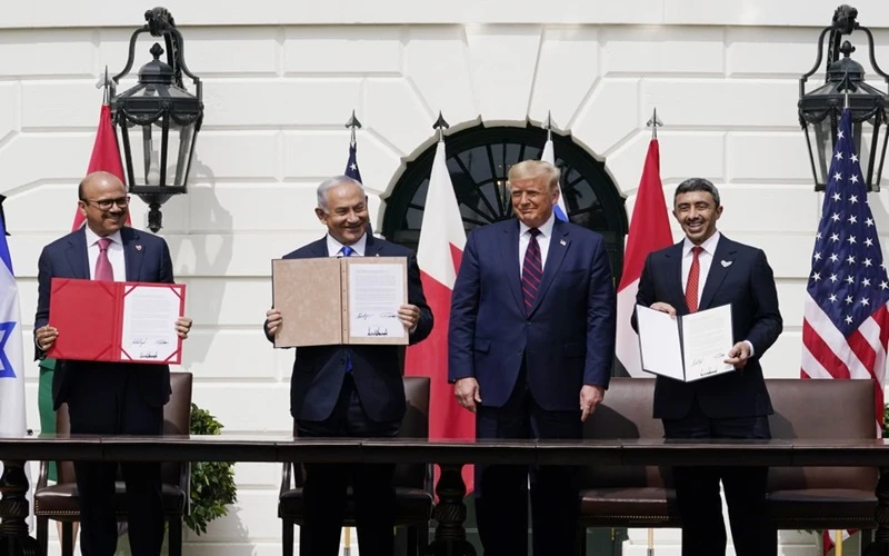Ngoại trưởng Bahrain, Thủ tướng Israel, Tổng thống Mỹ và Ngoại trưởng UAE (từ trái sang) trong lễ ký Hiệp định Abraham tại Nhà Trắng, ngày 15-9. (Ảnh: AP)
