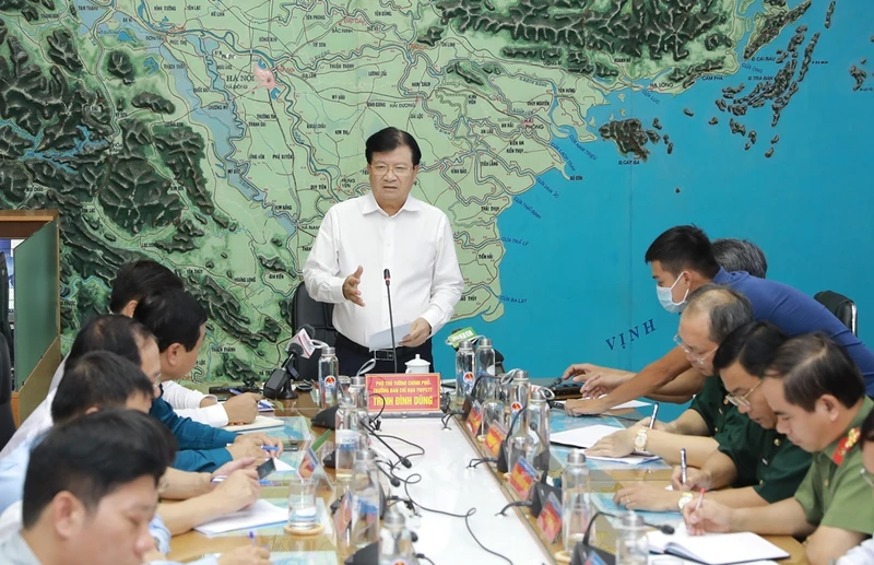 Phó Thủ tướng Trịnh Đình Dũng, Trưởng Ban Chỉ đạo Trung ương về phòng chống thiên tai chỉ đạo tại cuộc họp khẩn phòng chống bão số 5.