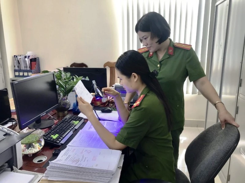 Công an Quảng Ninh giám định giấy khám sức khỏe, giấy ra viện làm giả.